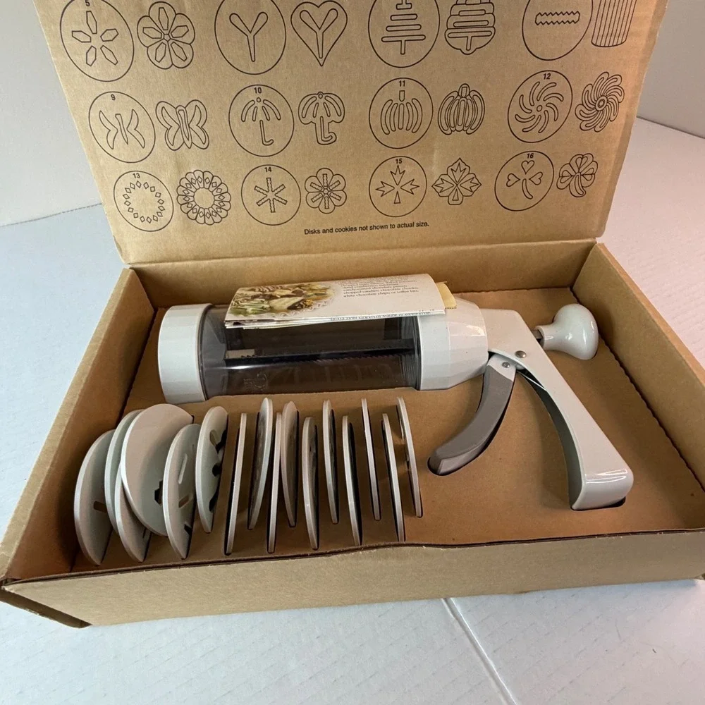 The Pampered Chef Cookie Press #1525 Complete In Box, Including Set Of‎ 16 Molds
